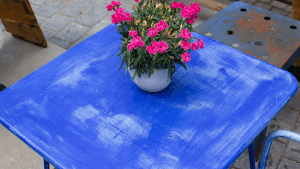 Gartenmöbel in Blau mit einem Blumenkasten obenauf