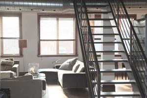 Woonkamer van appartement met trap