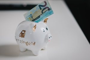 Geld Sparen - Sparschwein mit 20 euro
