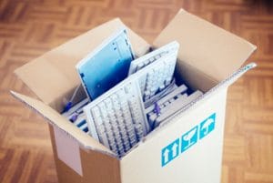 Lagerung nuetzliche Informationen - Mehrere Tastaturen in einer Umzugskiste.